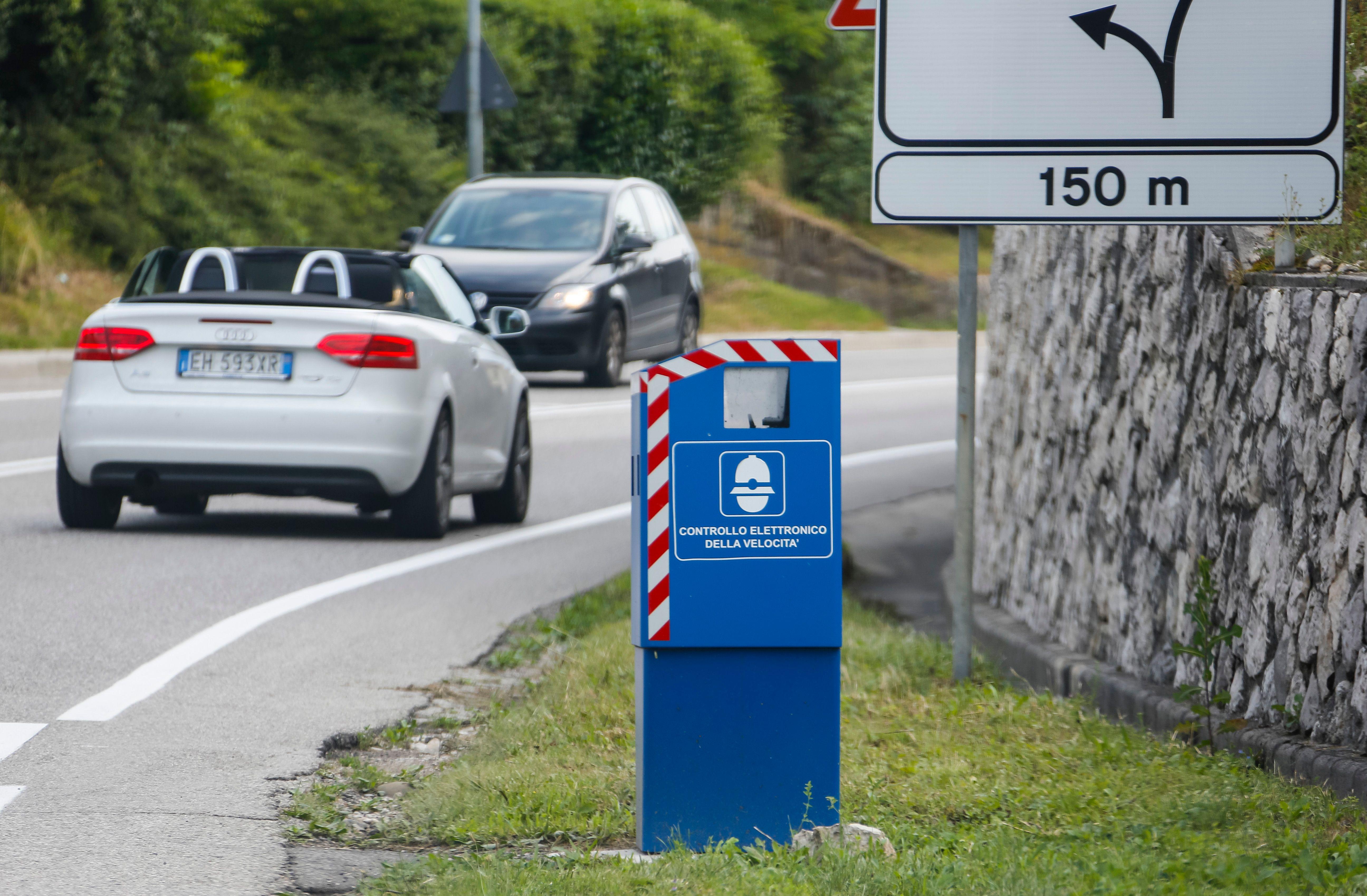 Un radar de tránsito en una carretera italiana