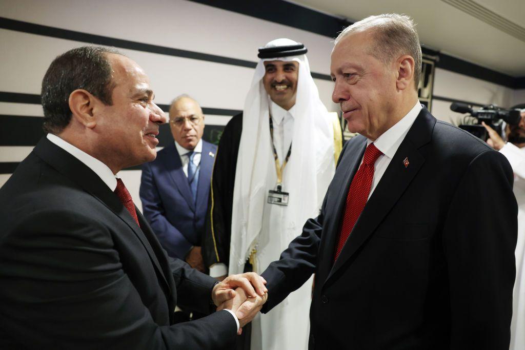 الرئيس التركي أردوغان يصافح الرئيس المصري السيسي أثناء حضورهما حفل الاستقبال الذي أقامه أمير قطر الشيخ تميم بن حمد آل ثاني بمناسبة حفل افتتاح كأس العالم لكرة القدم 2022 في قطر في 20 نوفمبر/تشرين الثاني 2022