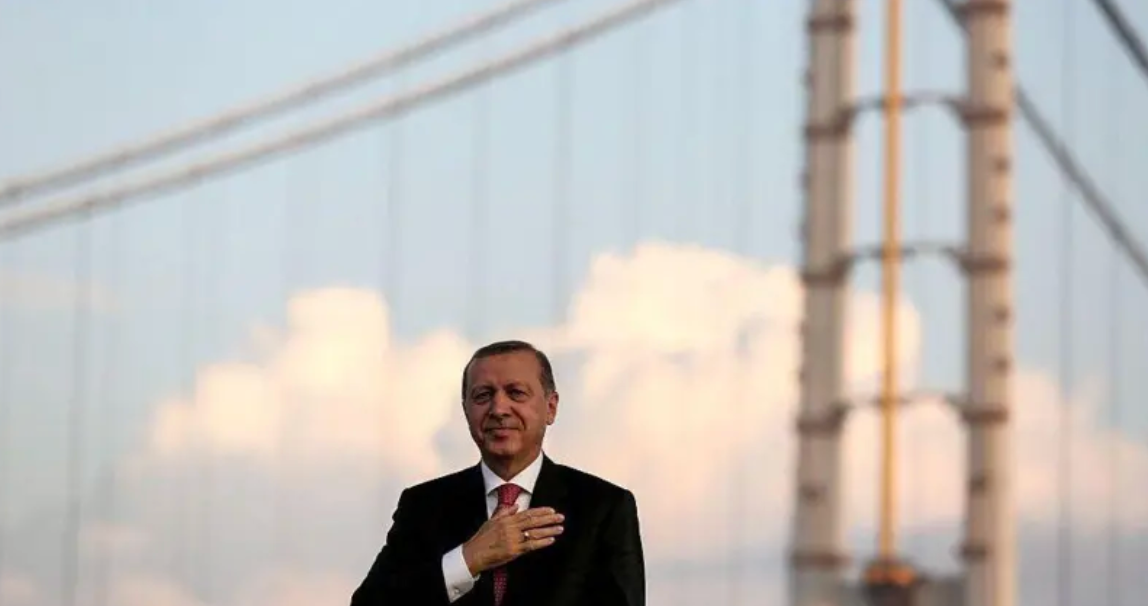 Recep Tayyip Erdogan com a mão esquerda sobre o peito 