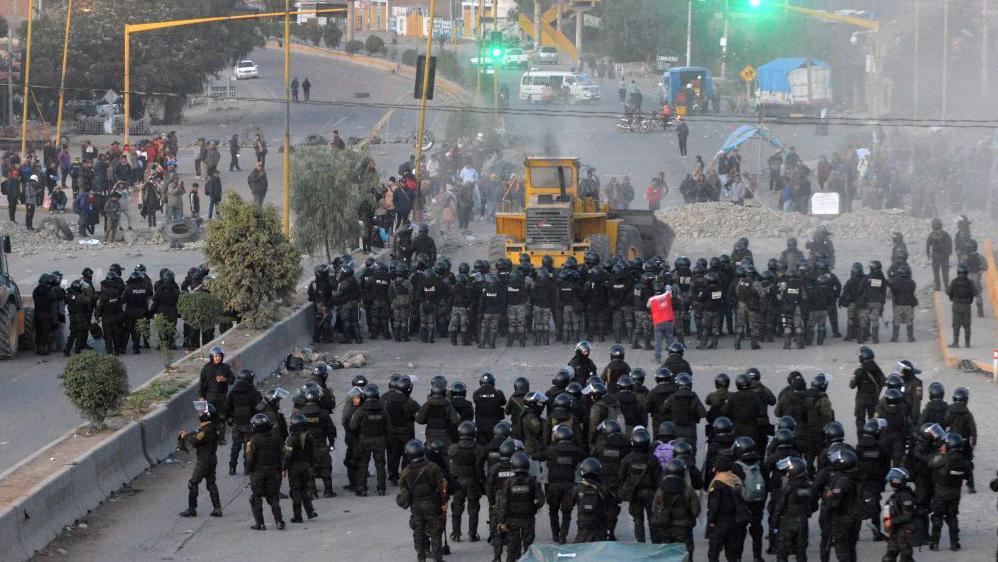 El ejército se enfrenta en las calles a quienes cortan las carreteras.