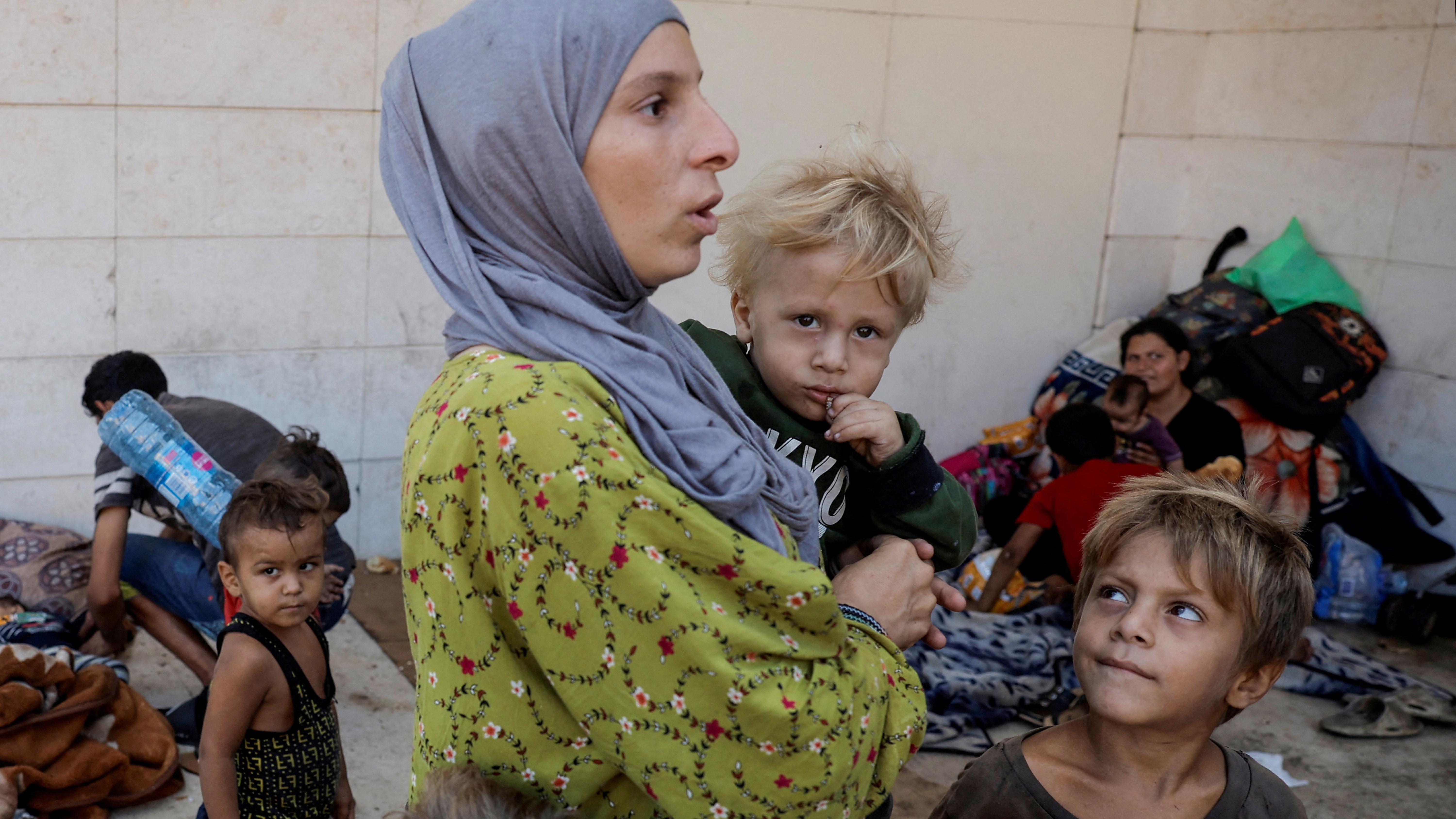 Uma família deslocada de Dahiyeh, um subúrbio ao sul de Beirute, se abriga em uma rua no centro de Beirute, no Líbano