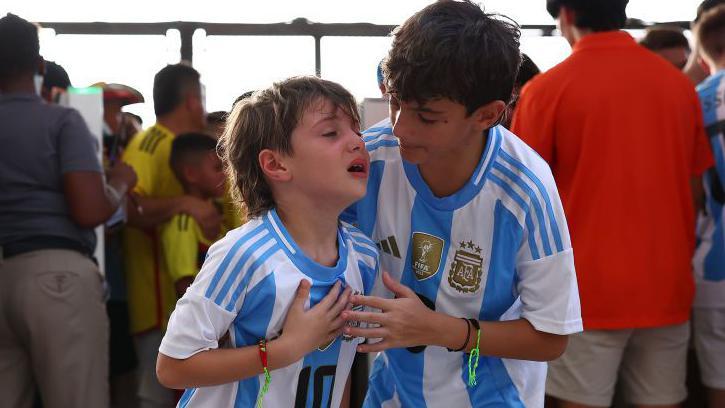 Niños lloran en la entrada del estsadio