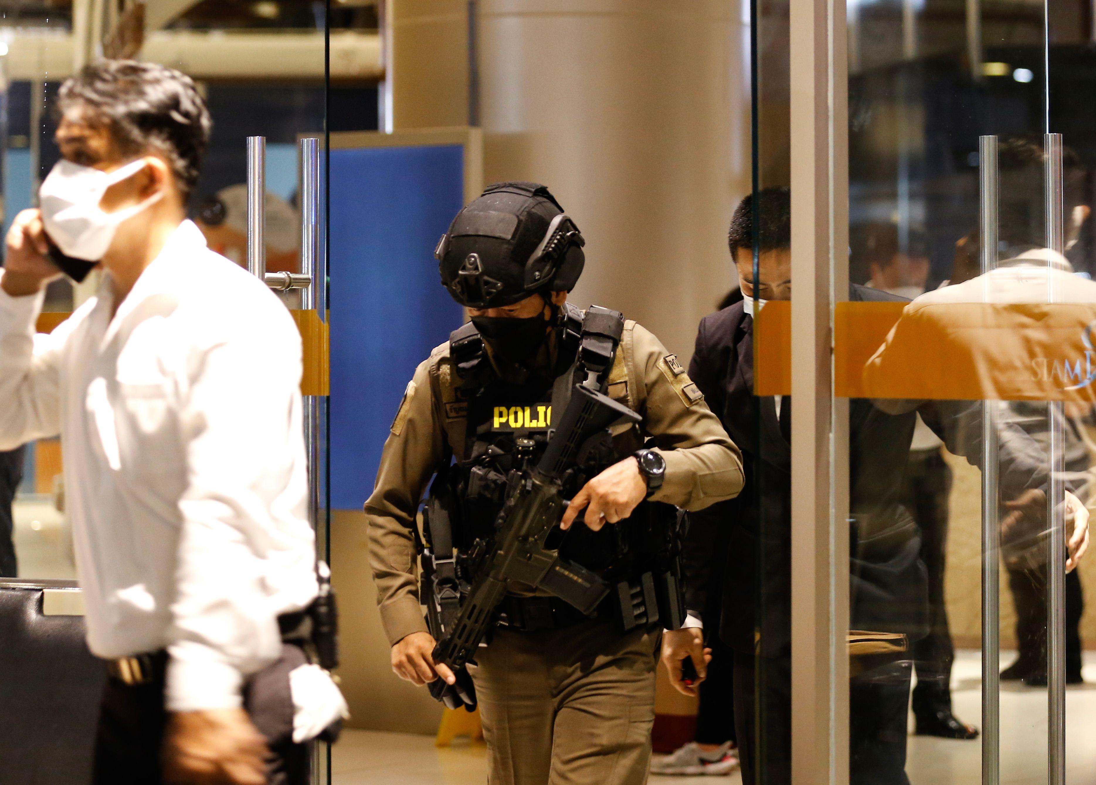 Polisi bersenjata meninggalkan Mal Siam Paragon, setelah pengunjung dievakuasi akibat tembakan, di Bangkok, Thailand