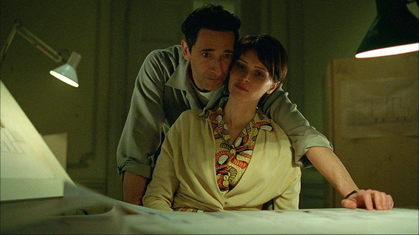 Adrien Brody y Felicity Jones en "The Brutalist"