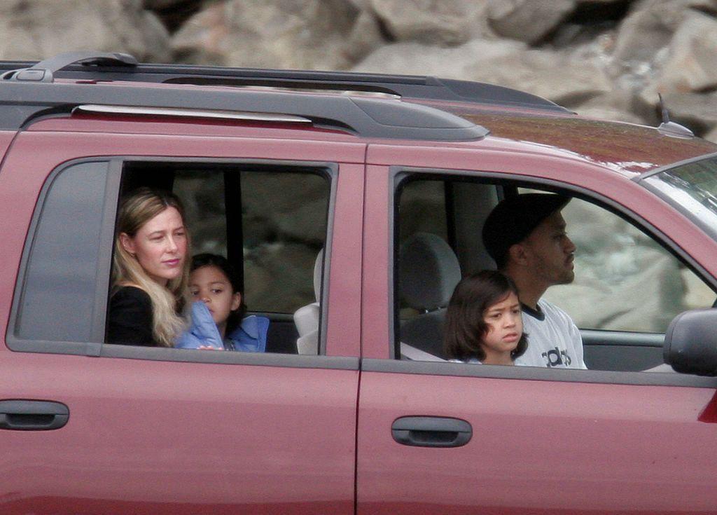 Mary Kay Letourneau y Vili Fualaau con sus hijas en una camioneta