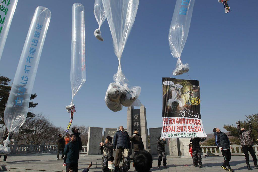 Activistas y desertores norcoreanos envían frecuenemente globos con contenidos políticos y culturales del Sur al Norte