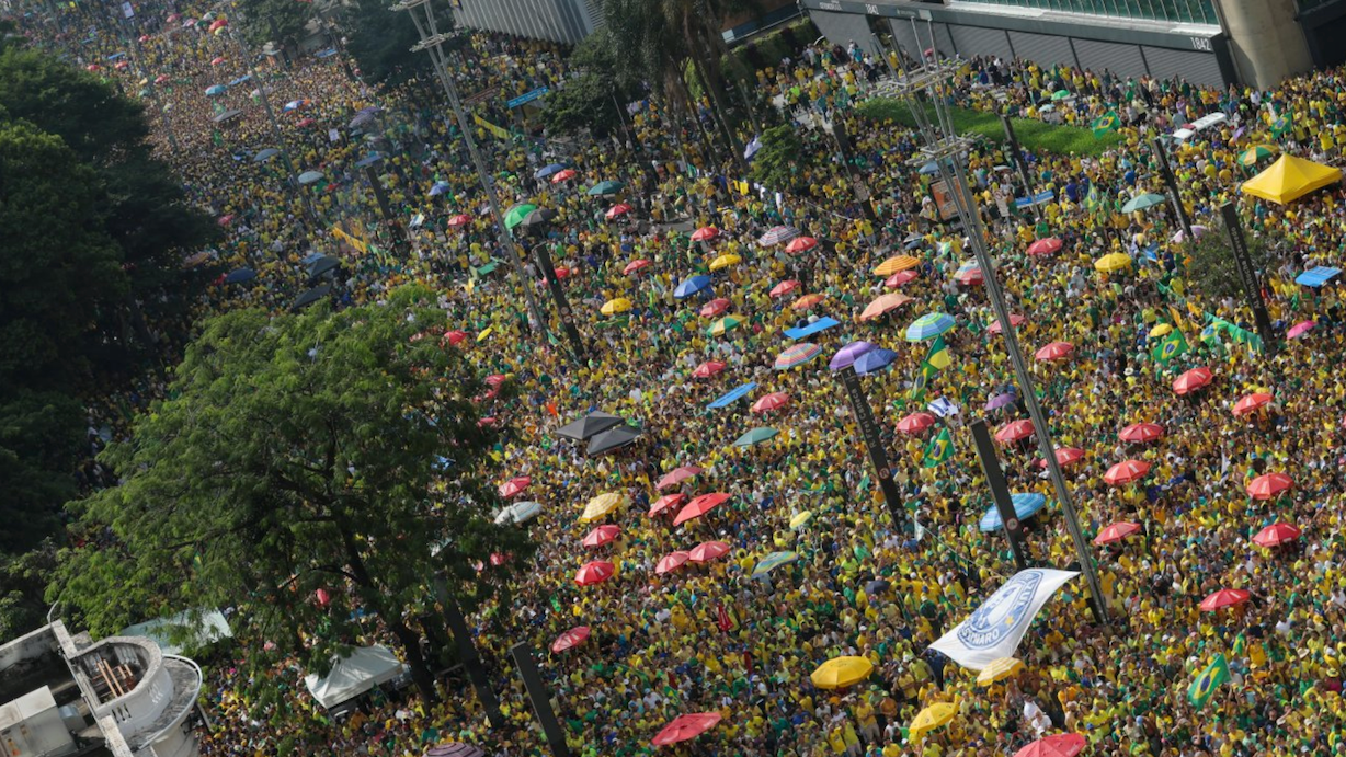 multidão na Avenida Paulista em vista aérea