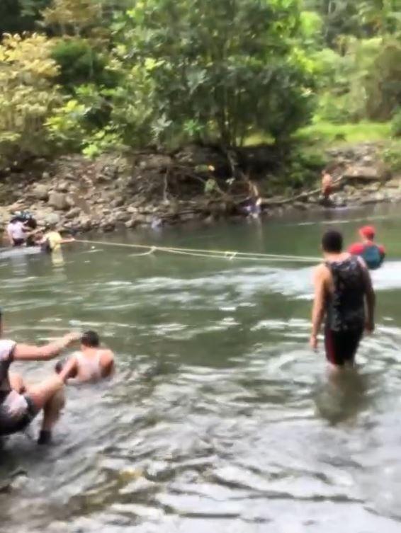 Pessoas atravessando rio