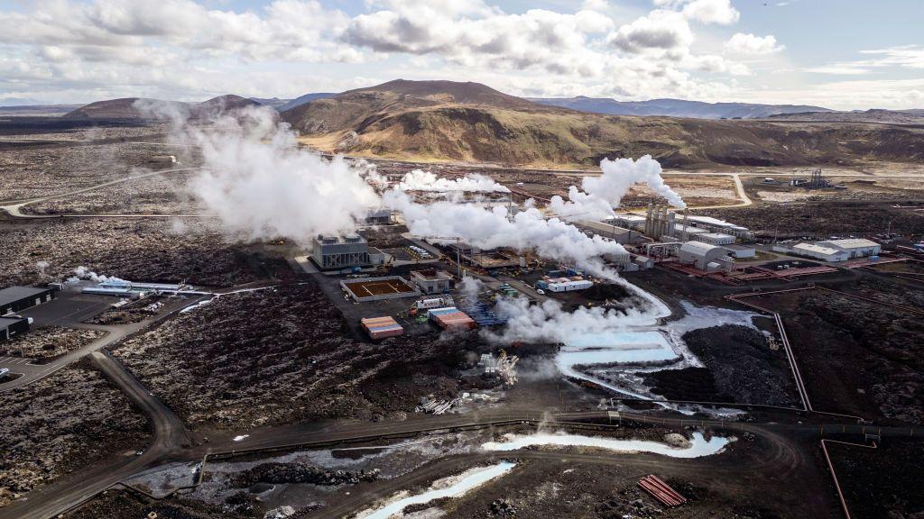 En esta vista aérea, el vapor se eleva desde la central geotérmica de Svartsengi, cerca del pueblo pesquero de Grindavik, Islandia.