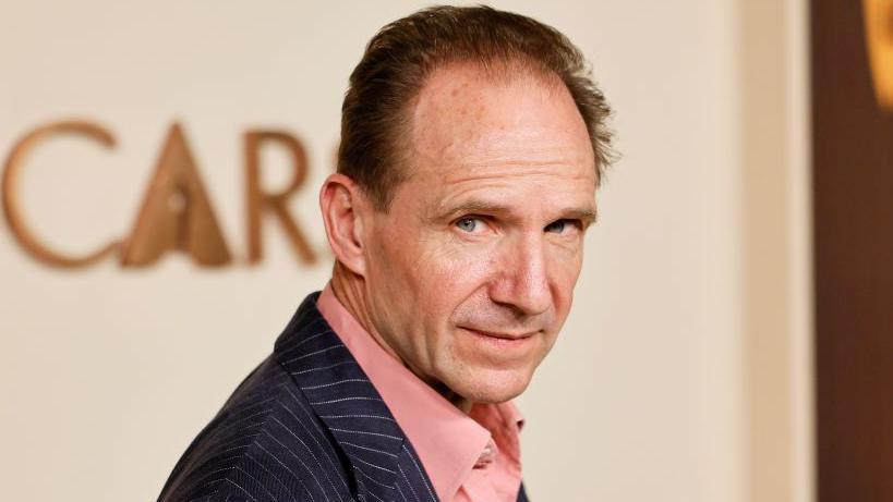 Ralph Fiennes, nominado a mejor actor por su trabajo en "Cónclave".