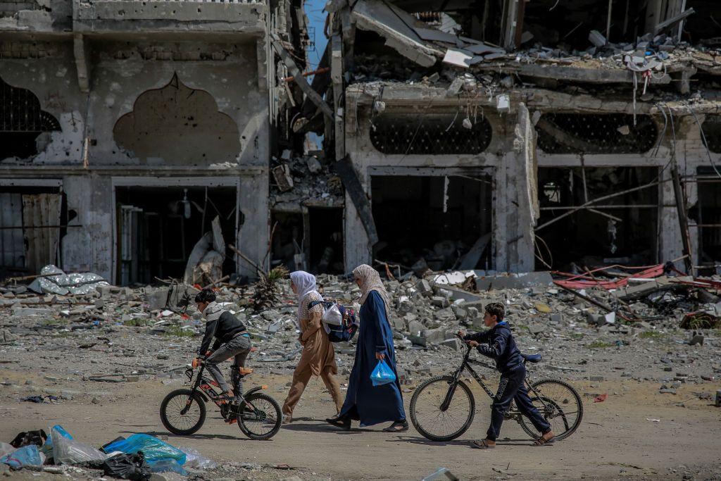 gazze'de yıkık binalar ve siviller
