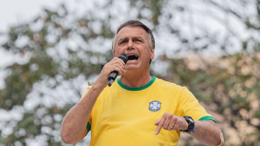 Jair Bolsonaro vestindo camisa da seleção brasileira durante discurso