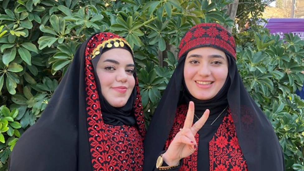 رغد (يمينا) وشقيقتها هداية تستعدان للقاء والدهما الذي لم تريانة منذ ولادتها 