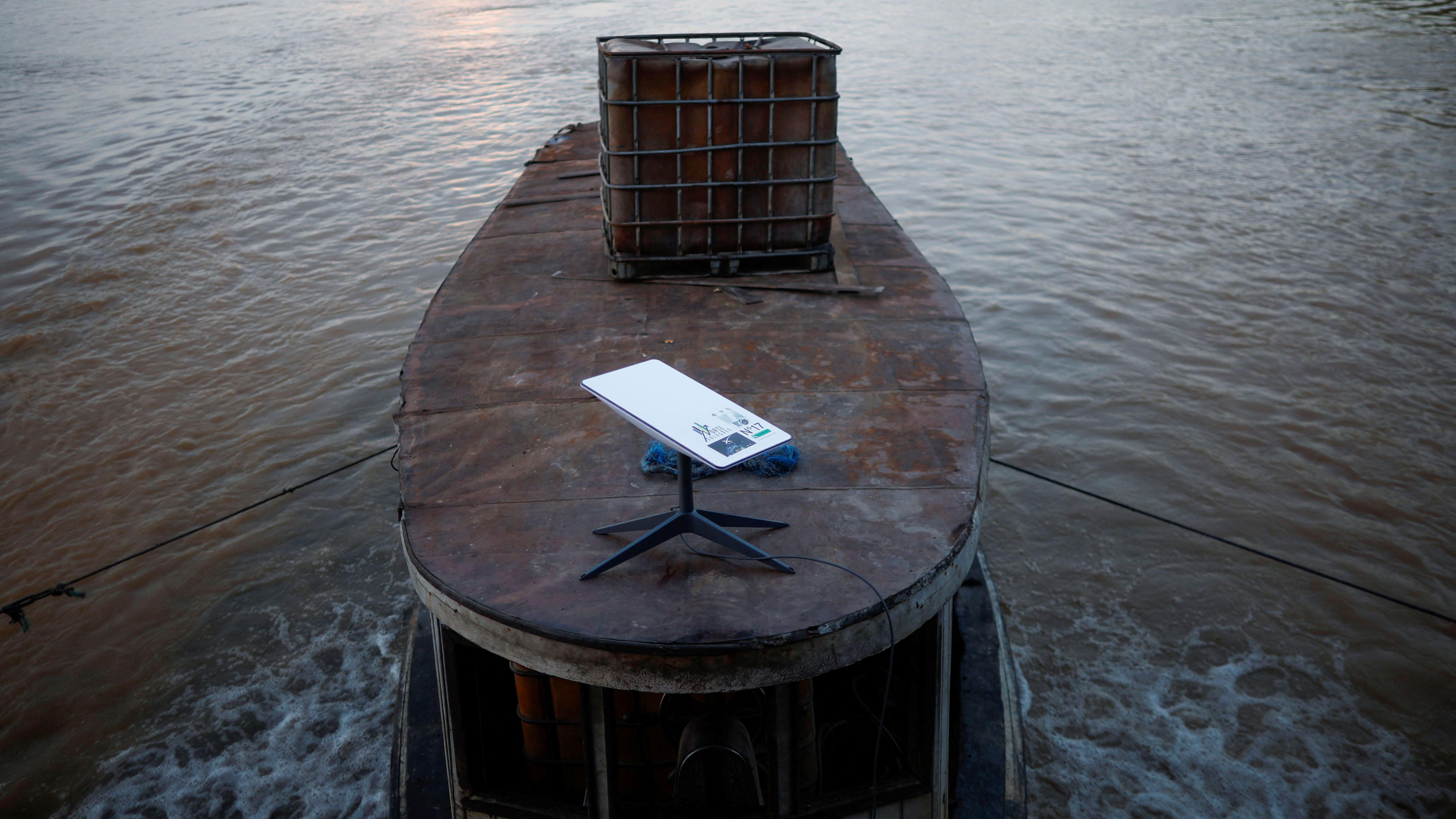 Sistema de internet via satélite Starlink instalado em barco de mineração no rio Madeira, em Porto Velho, Rondônia, Brasil