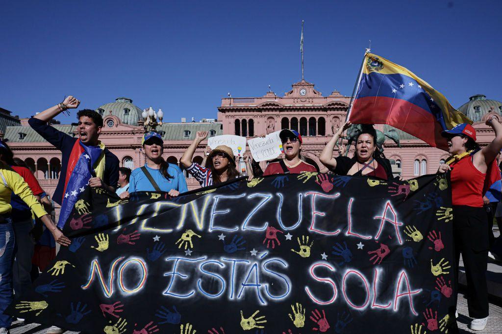 Venezolanos protestan ante la Casa Rosada contra Maduro el jueves 9 de enero.