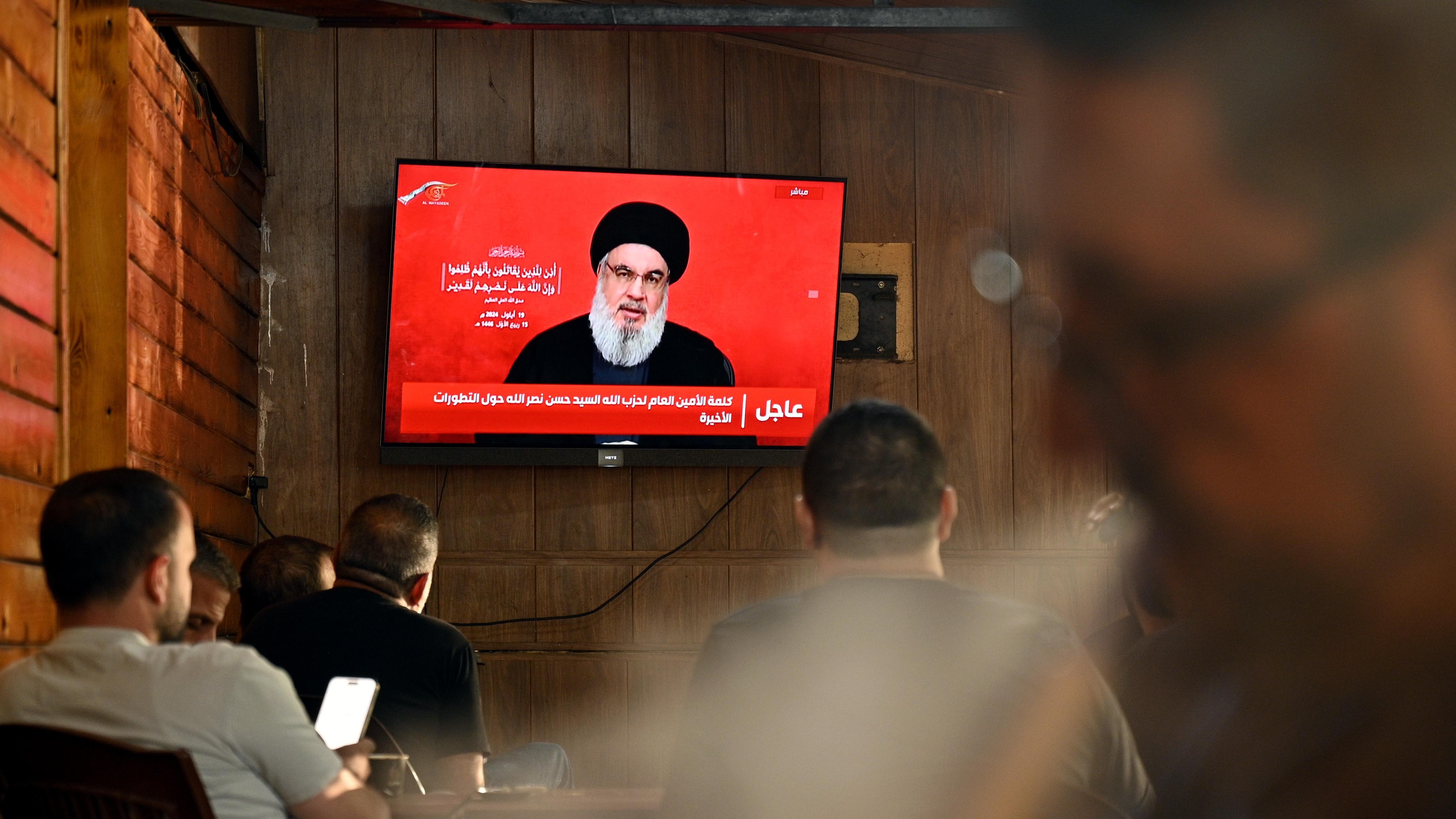Sejumlah warga Lebanon menyimak pidato pemimpin Hezbollah, Hassan Nasrallah, yang disiarkan melalui televisi.