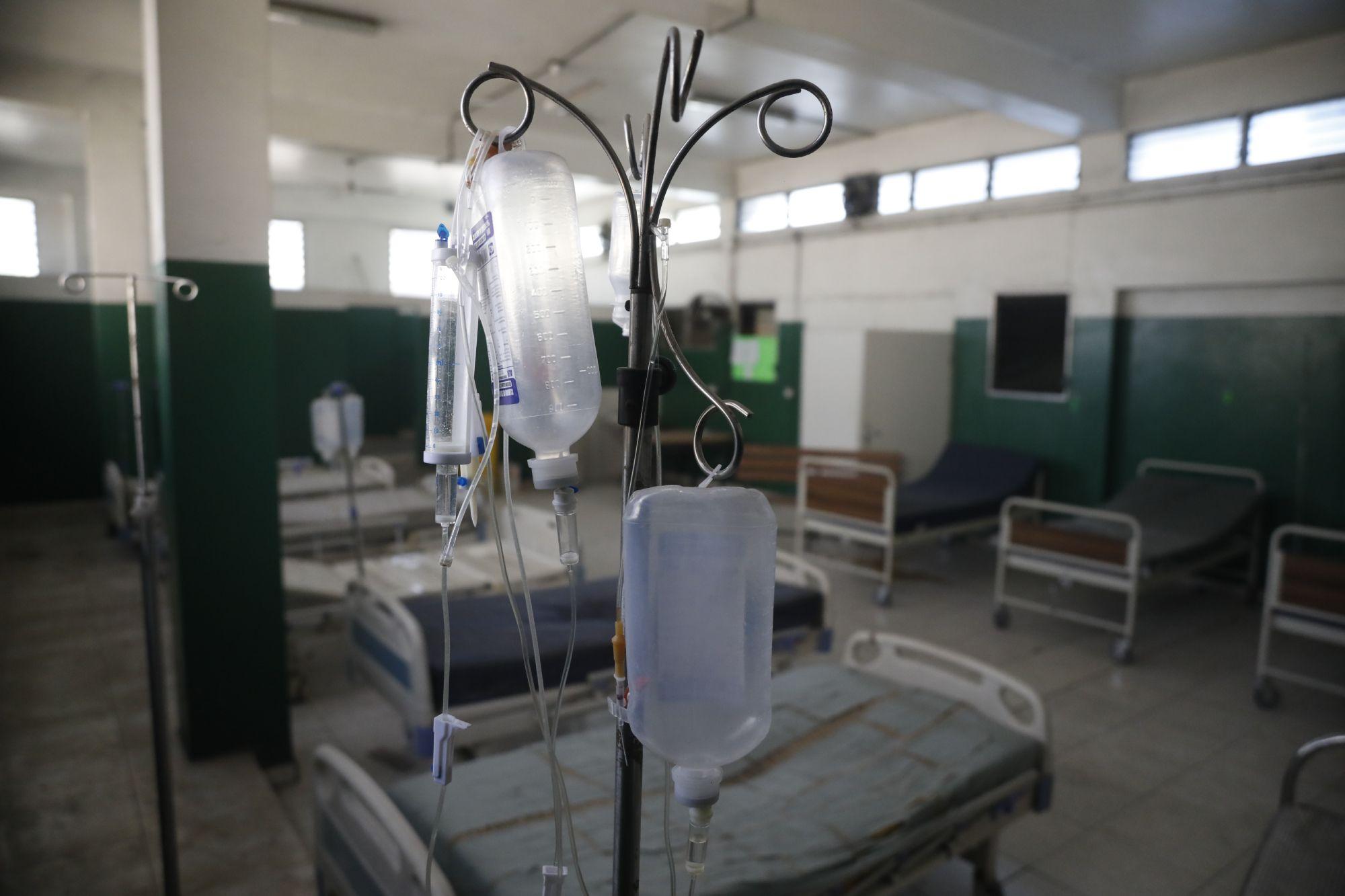 Sala del Hospital Universitario Estatal de Haití (HUEH) con camas vacíos.