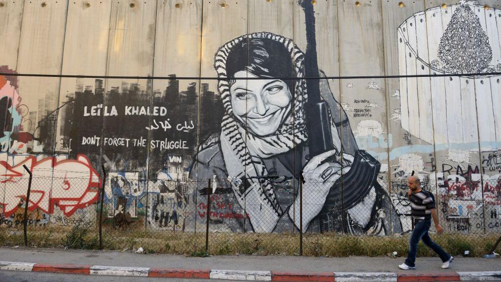 Un mural en Cisjordania que retrata la icónica fotografía de Leila Khaled.