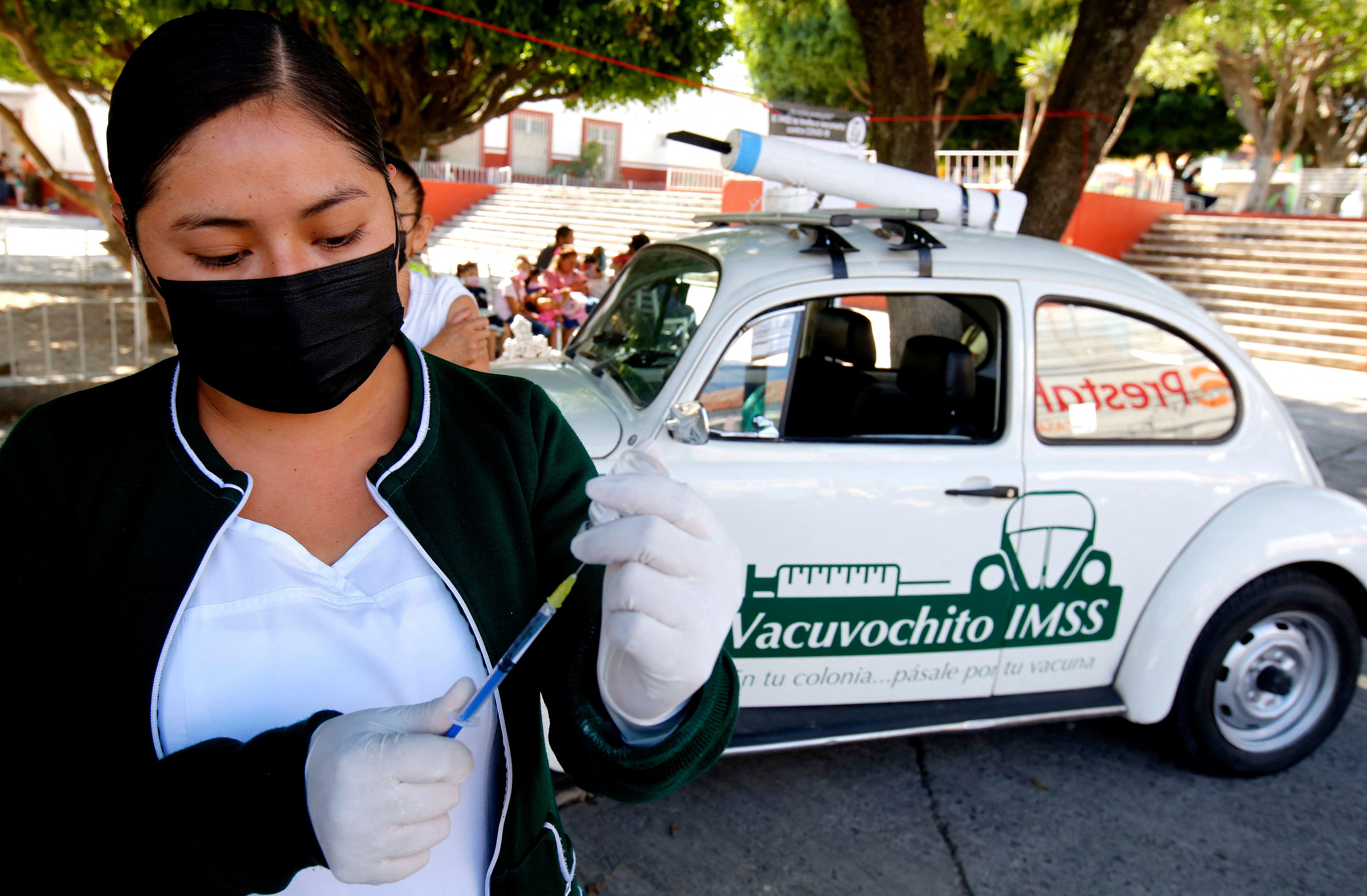 멕시코의 간호사가 아스트라제네카의 코로나19 백신 접종을 준비하는 모습