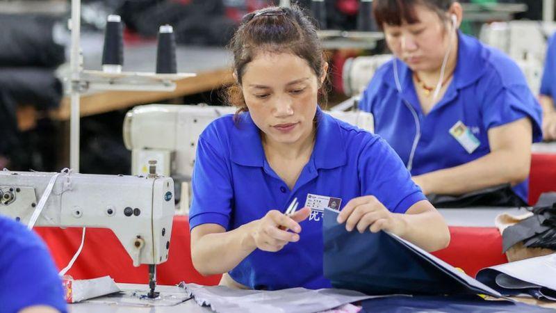 Trabalhadoras em indústria de tecido