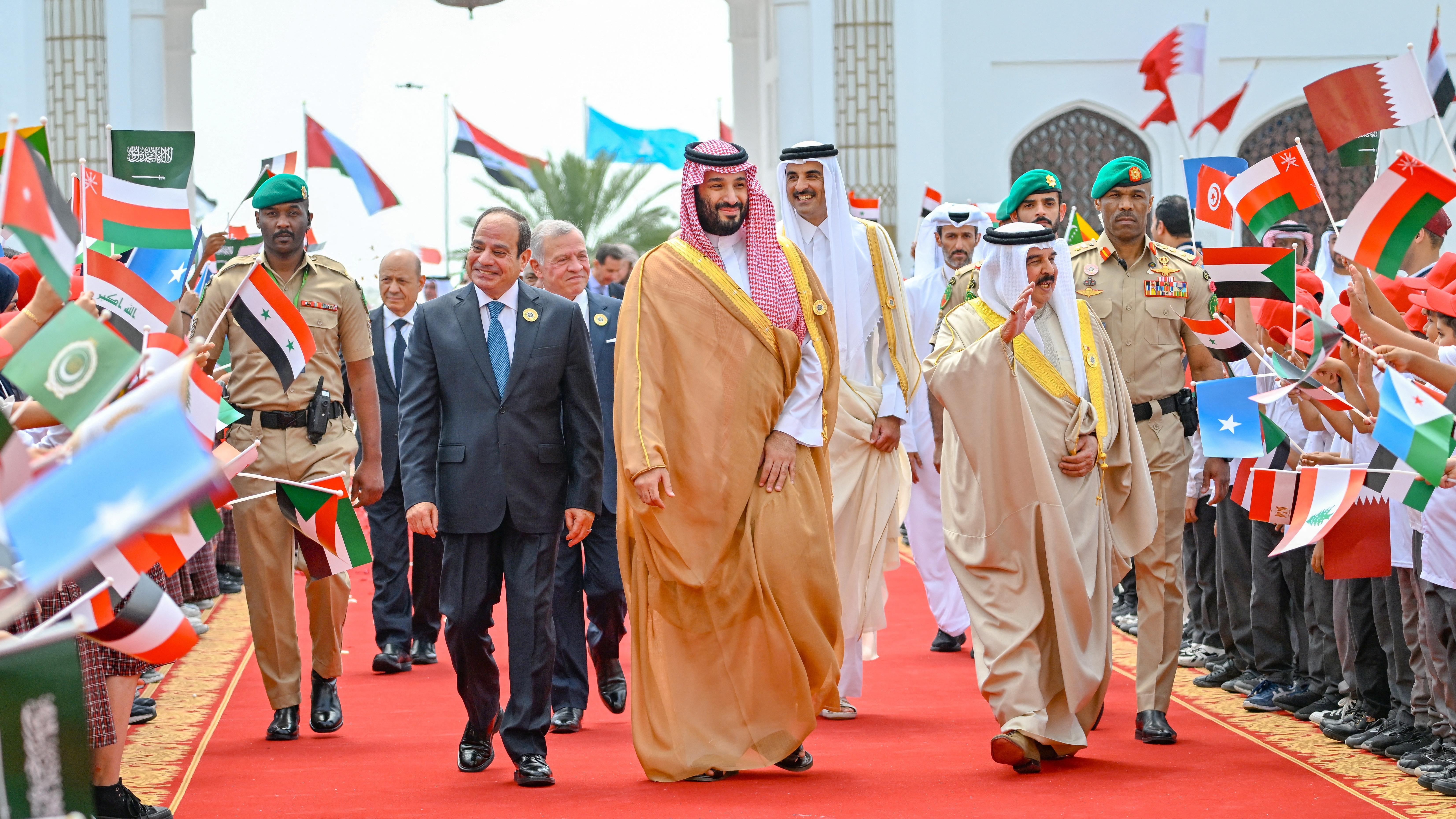 صورة تجمع ملك البحرين وولي العهد السعودي والرئيس المصري وأمير قطر والعاهل الأردني.