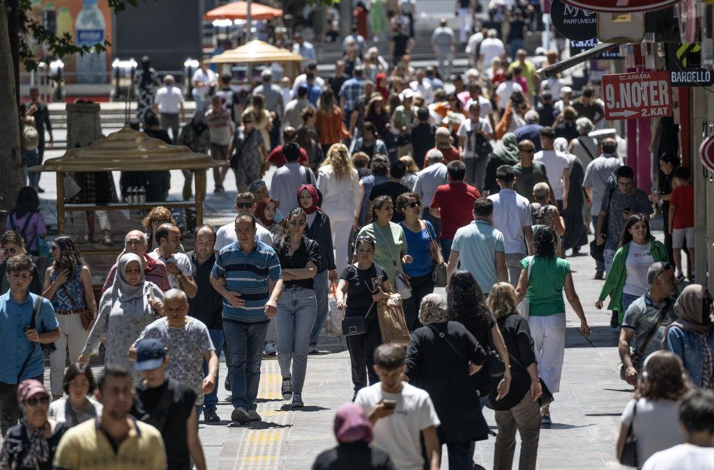 Ankara'da yürüyen insanlar