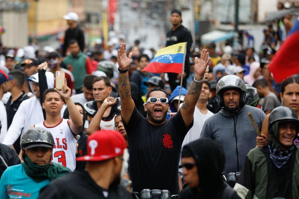 Foto mostra pessoas na rua em protesto contra os resultados oficiais das eleições na Venezuela