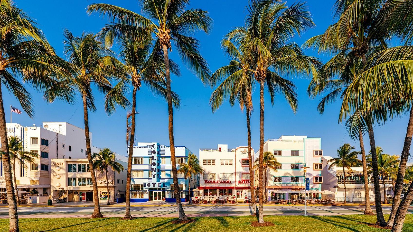 Hotis ao longo da Ocean Drive em um dia ensolarado, em Miami Beach, na Flrida, Estados Unidos