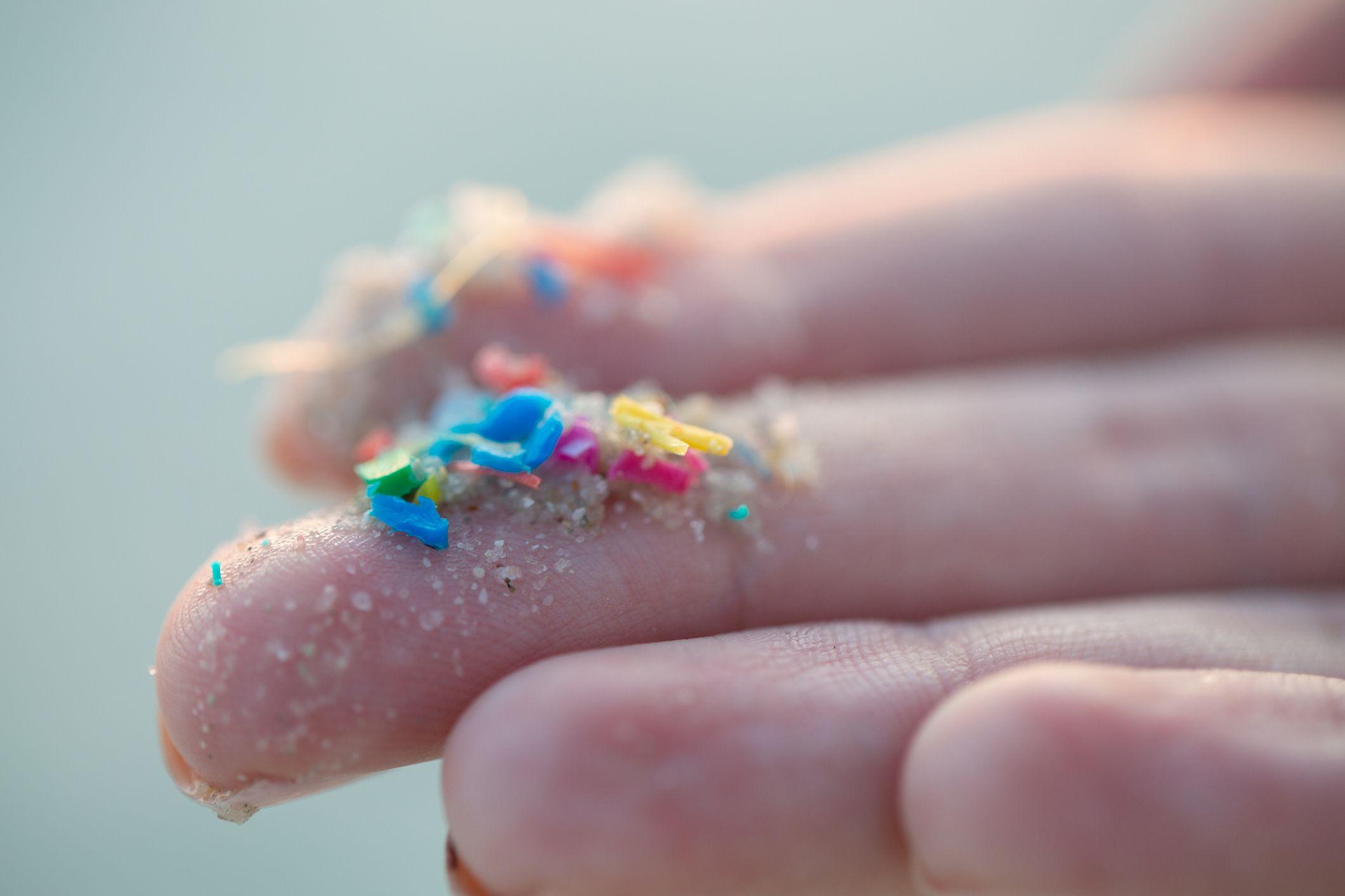 Microplásticos recolhidos do oceano em mão