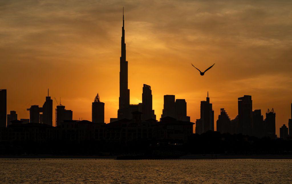 Vista de rascacielos en Dubai al atardecer. 