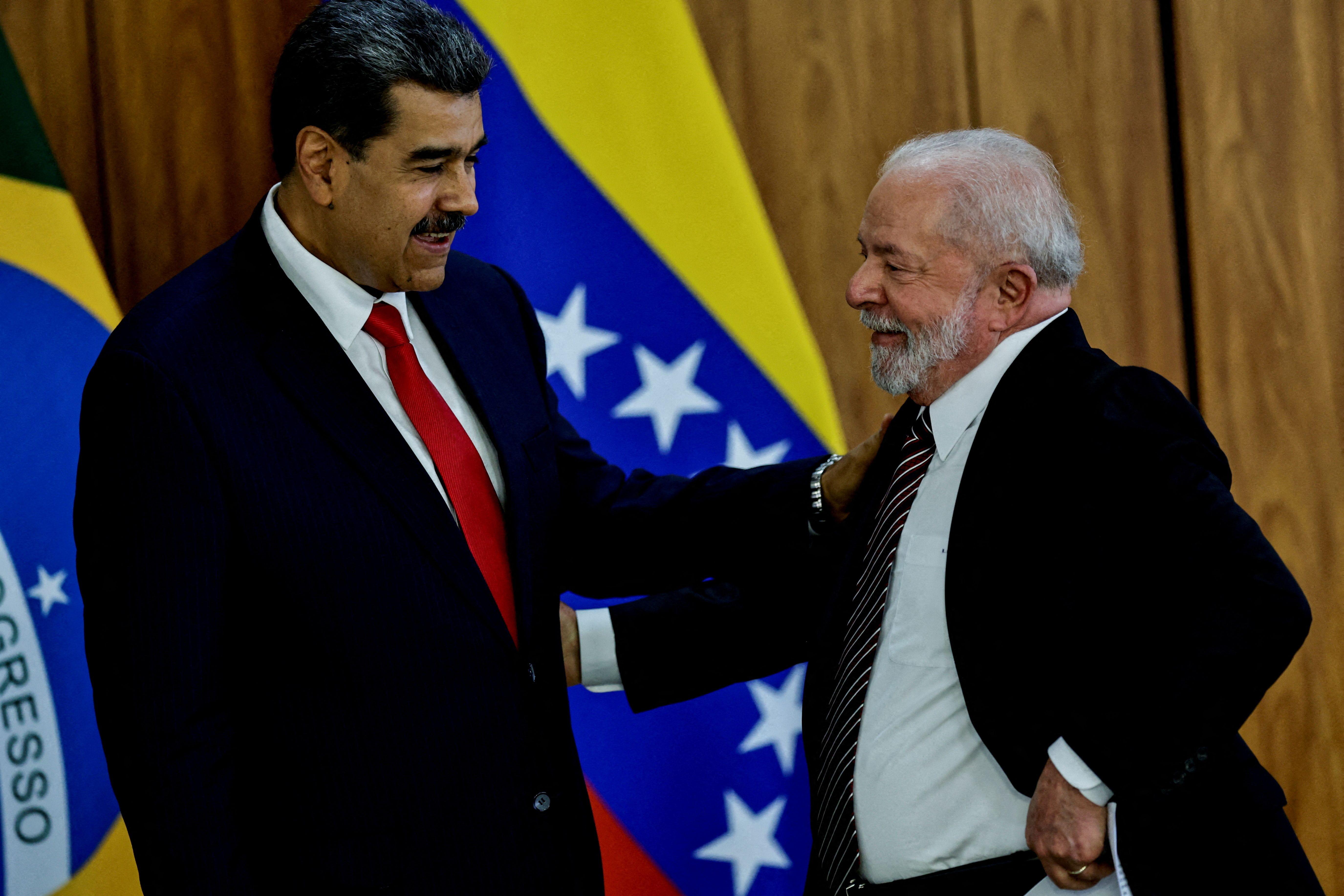 Nicolás Maduro e Luiz Inácio Lula da Silva à frente das bandeiras do Brasil e da Venezuela