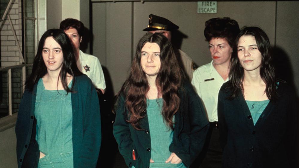 Manson'ın tarikatından Susan Atkins, Patricia Krenwinkel ve Leslie Van Houten (en sağda) mahkeme sürecinde şarkı söylerek görüntü veriyordu