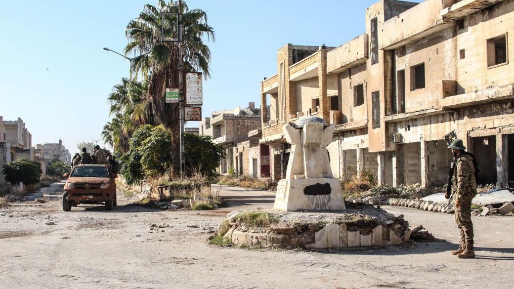 مجموعات مسلحة معارضة لنظام الرئيس السوري بشار الأسد بعد سيطرتها على منطقة سراقب ذات الأهمية الاستراتيجية في إدلب، سوريا.