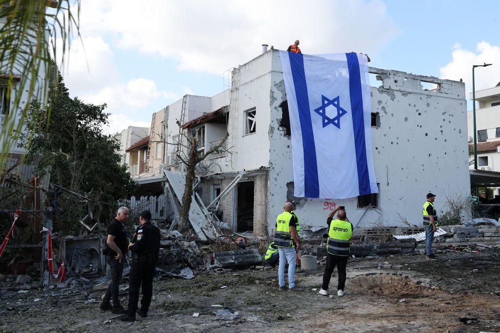 Una vivienda dañada de Kiryat Bialik sobre la que colgaron una bandera de Israel.