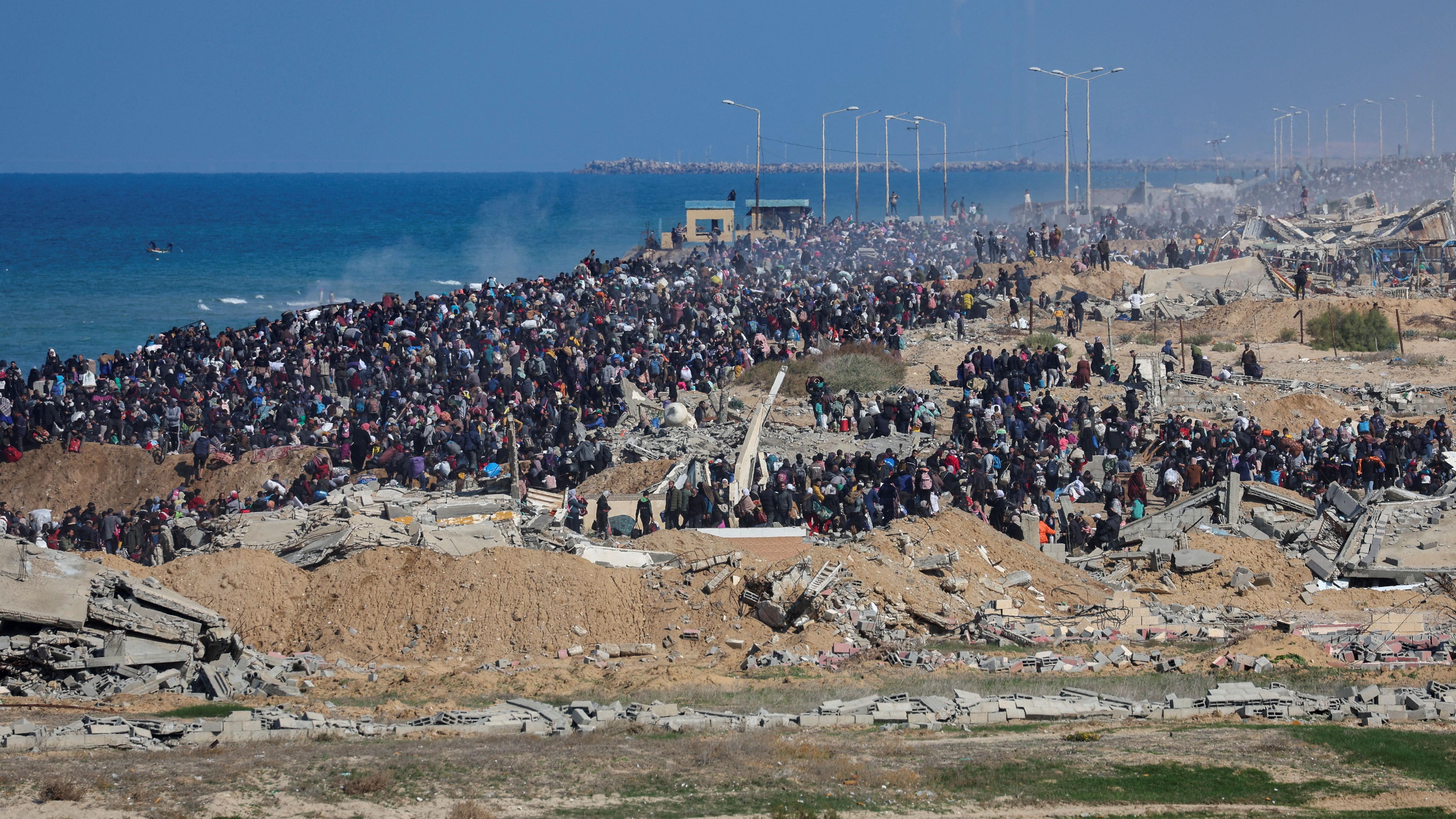 Warga Palestina yang mengungsi kembali ke rumah mereka di Gaza utara