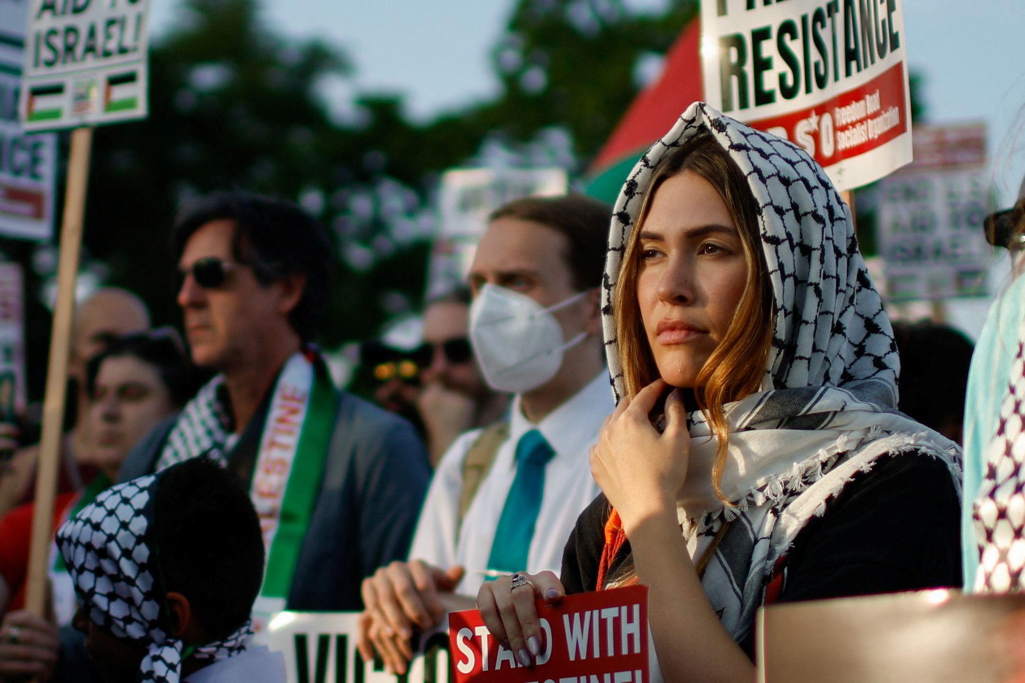 Un manifestante durante una protesta organizada por activistas pro-aborto, pro-LGBT y pro-palestinos, al margen de la Convención Nacional Demócrata (DNC), en Chicago, Illinois, EE.UU., el 22 de agosto de 2024. 