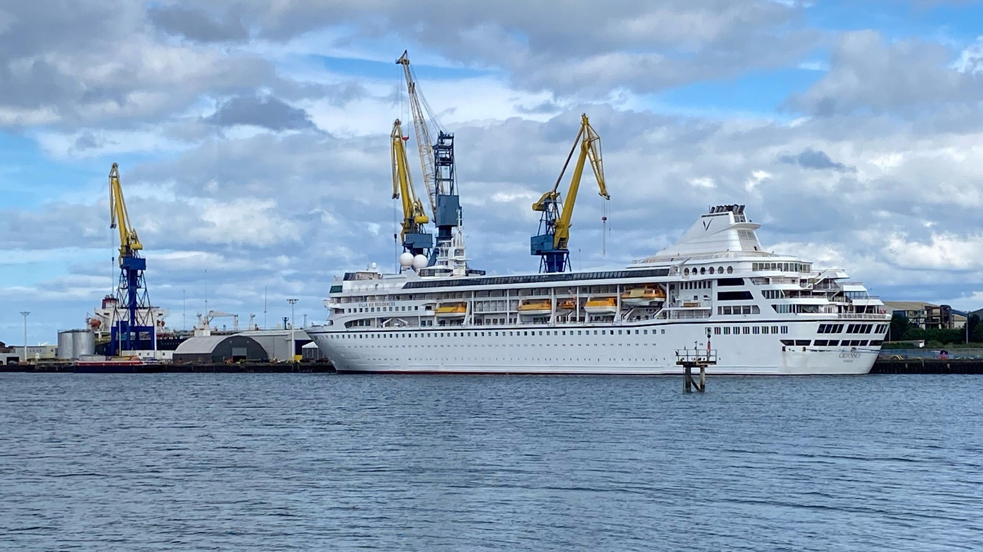 Navio de cruzeiro branco atracado.