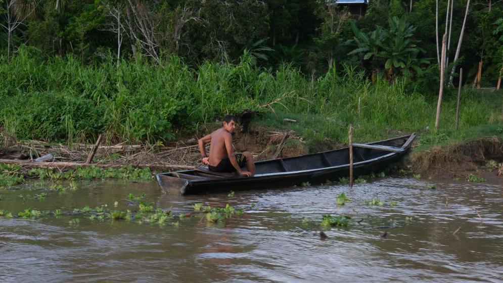 Indígena em barco no Amazonas