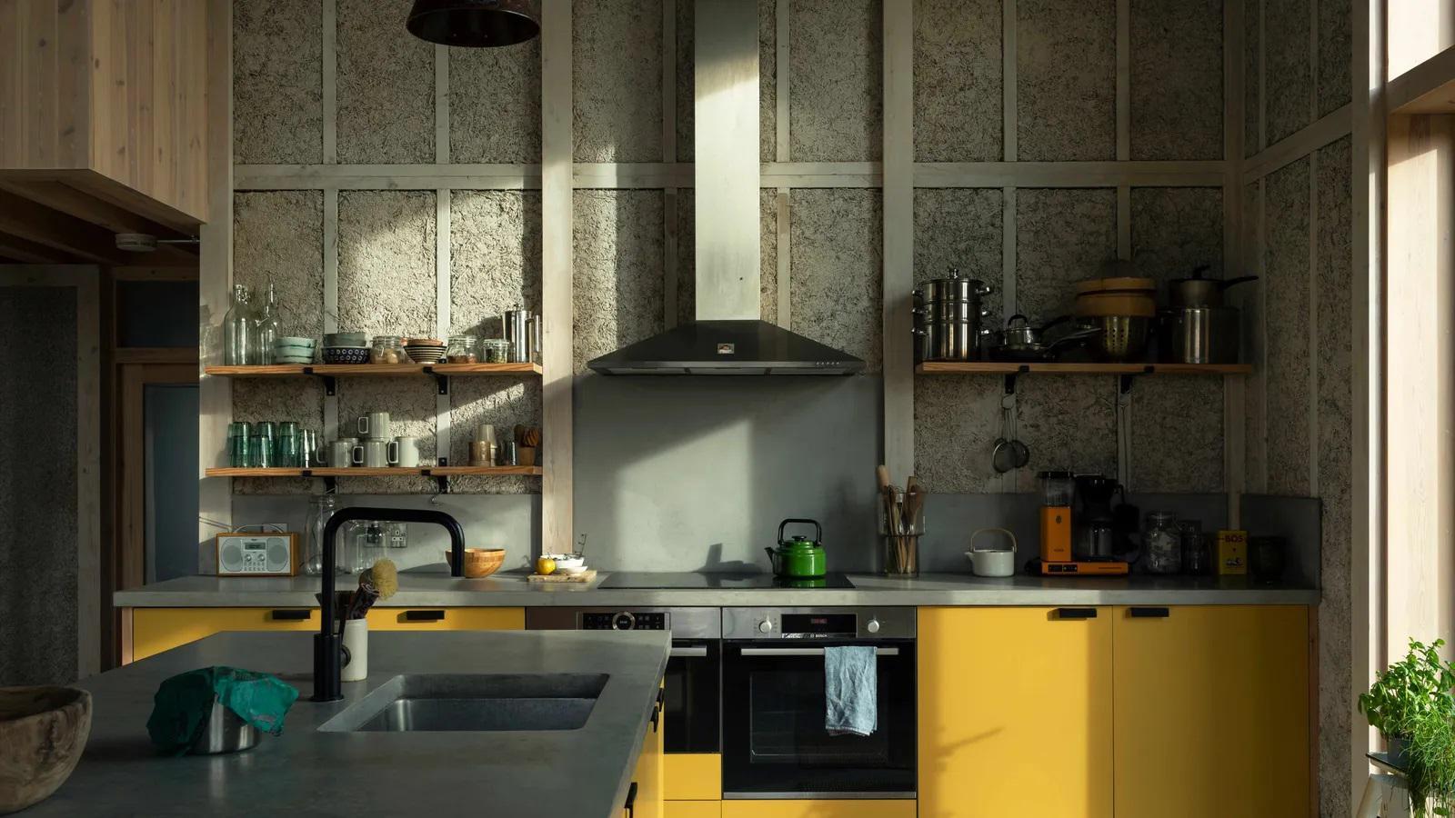 Cozinha com placas de hempcrate visíveis