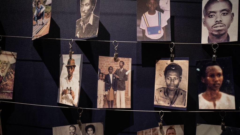صور الضحايا معروضة في النصب التذكاري للإبادة الجماعية في كيغالي، رواندا، في 7 أبريل /نيسان 2021.