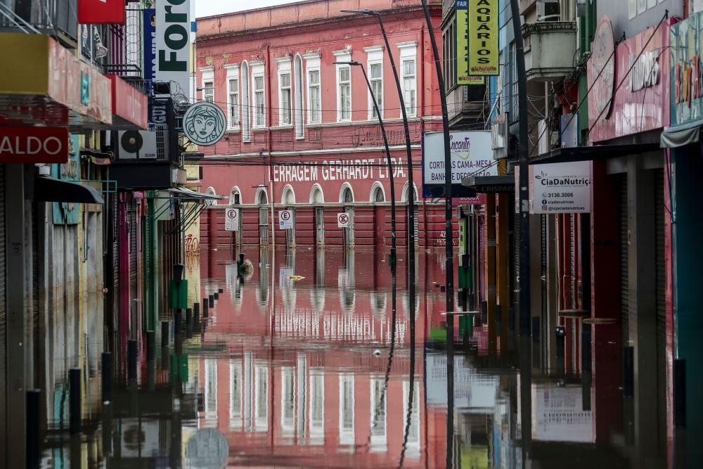 Rua alagada em Porto Alegre