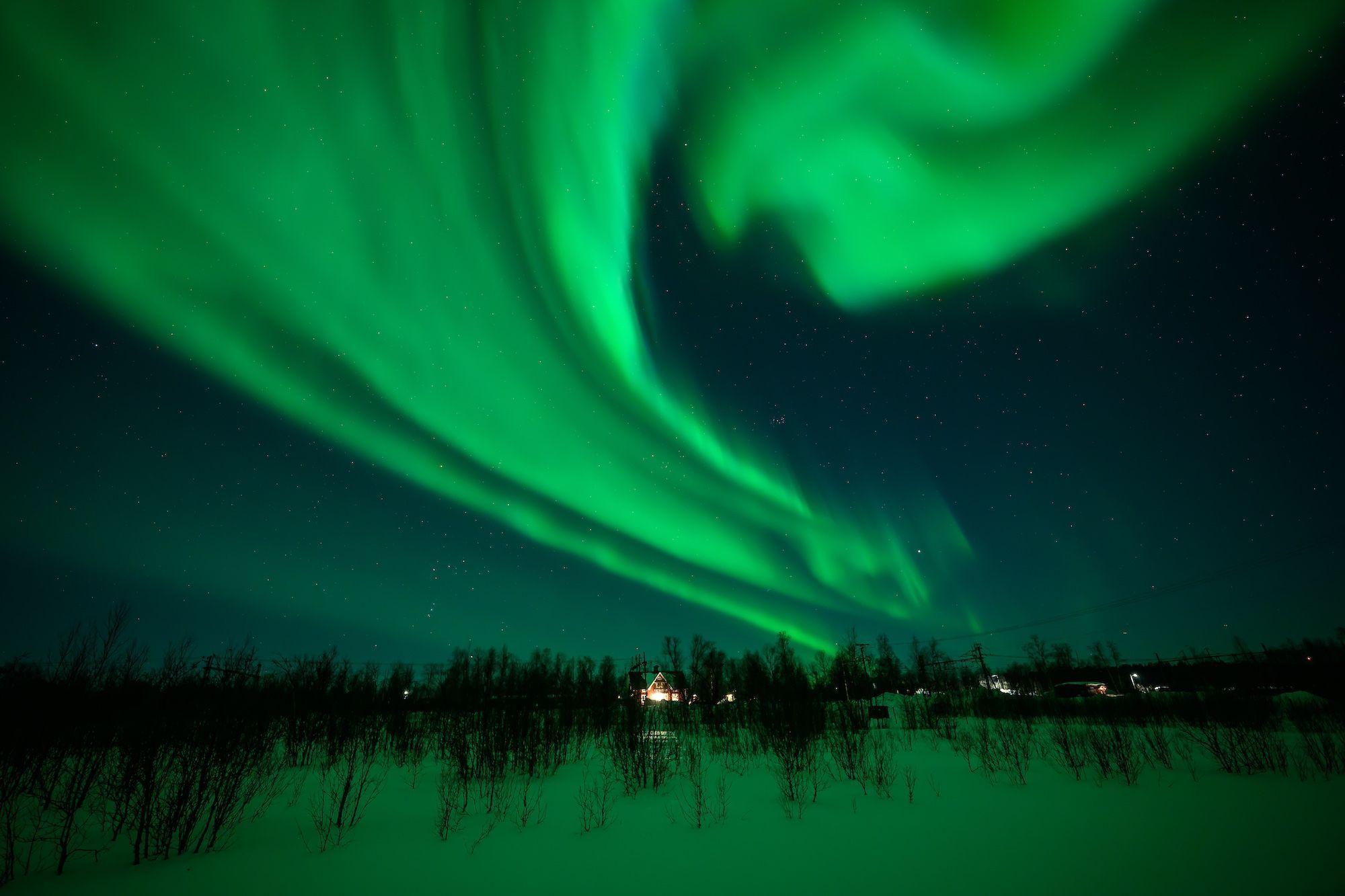 Aurora borealis, opšte poznata kao polarna svetlost, viđena je na nebu iznad Kirune, na krajnjem severu Švedske, 7. mart 2024. 