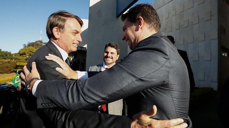 Ramagen y Bolsonaro se funden en un abrazo.