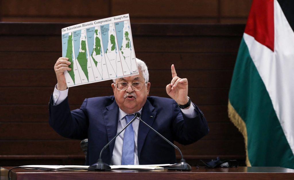 Mahmoud Abbas com um mapa da Palestina ao longo dos anos.