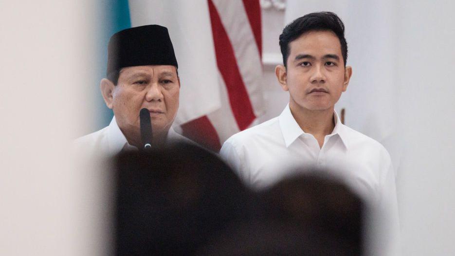 Presiden terpilih Indonesia Prabowo Subianto (kiri) dan wakil presiden terpilih Gibran Rakabuming Raka (kanan) di Gedung KPU.