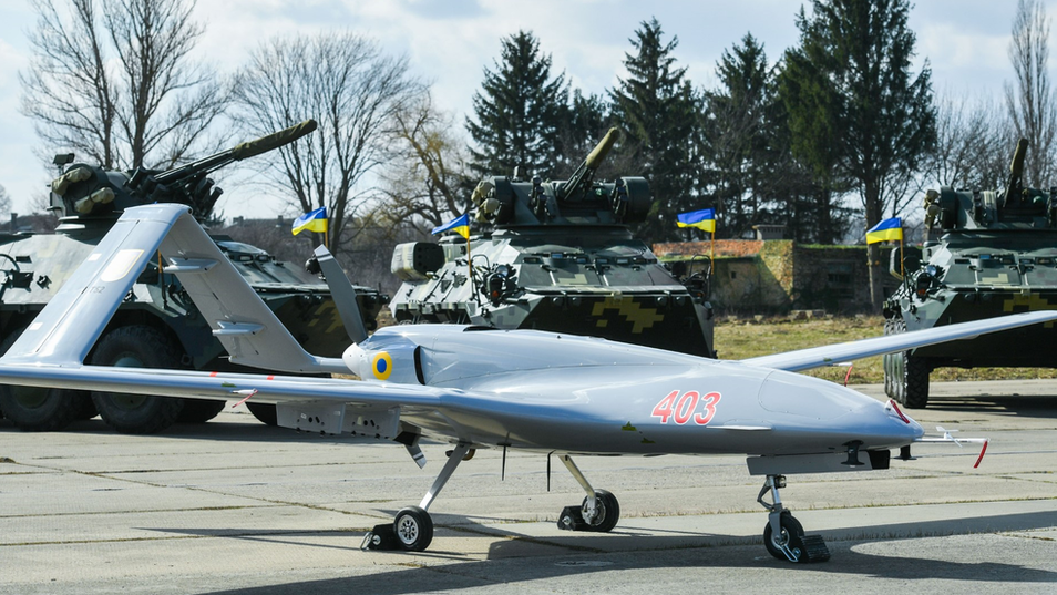 Um drone militar Bayraktar de fabricação turca na Ucrânia