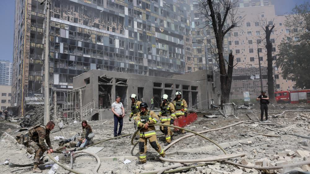 Bombeiros e equipes de resgate em um prédio em Kiev destruído no ataque de segunda-feira