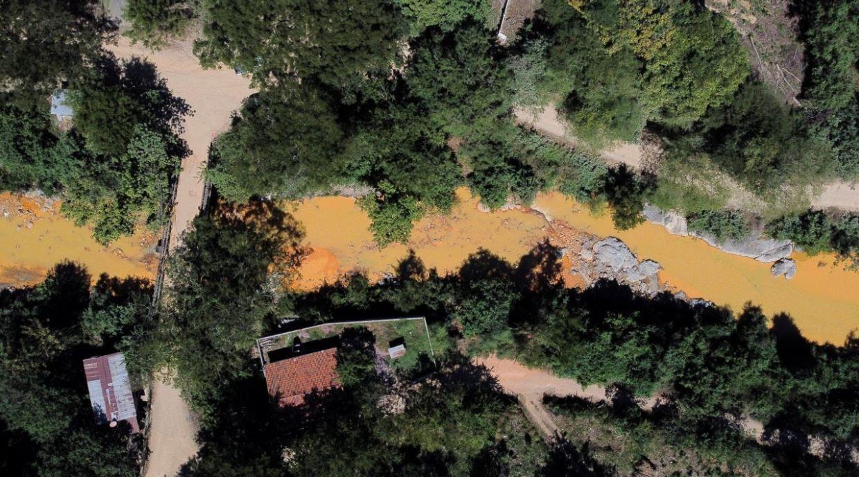 Vista aérea del río San Sebastián, contaminado por la actividad de la mina del mismo nombre, hoy abandonada, en Santa Rosa de Lima, departamento de La Unión, El Salvador, 17 de diciembre de 2024. REUTERS / José Cabeza