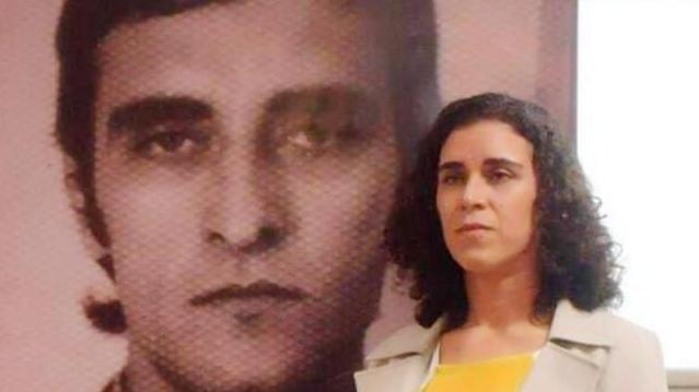 Retrato de Tessa Moura Lacerda junto a uno de su desaparecido padre