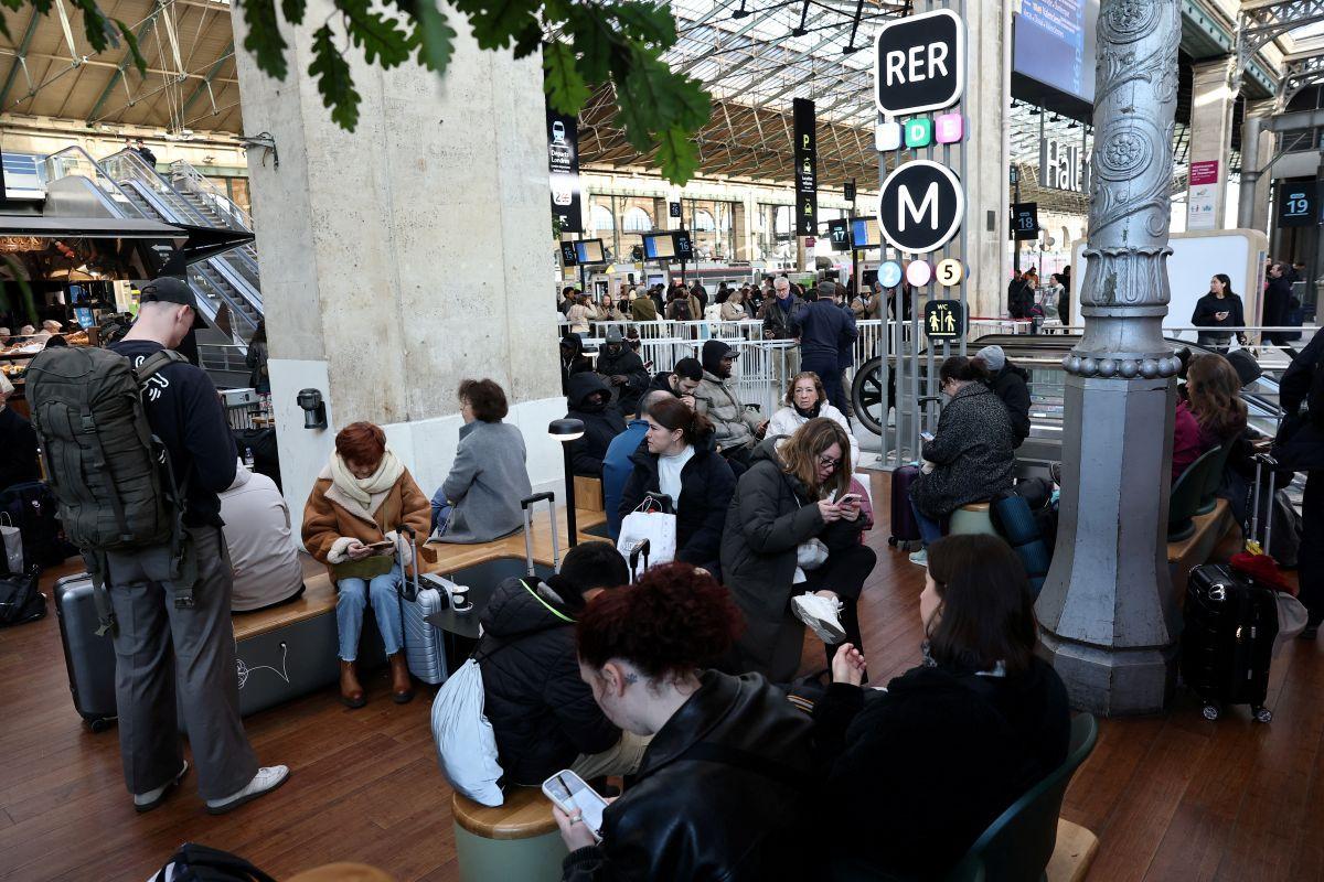 Passageiros aguardam na Gare du Nord em Paris